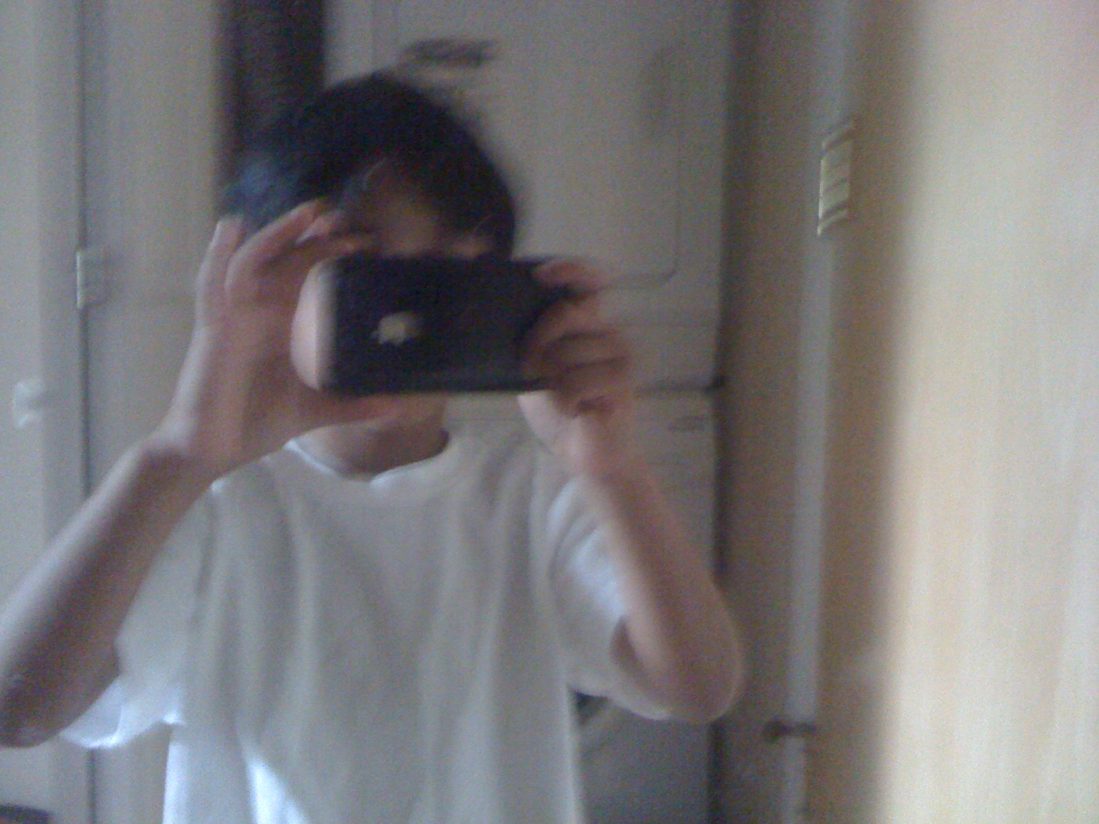iPhone 3G mirror selfie